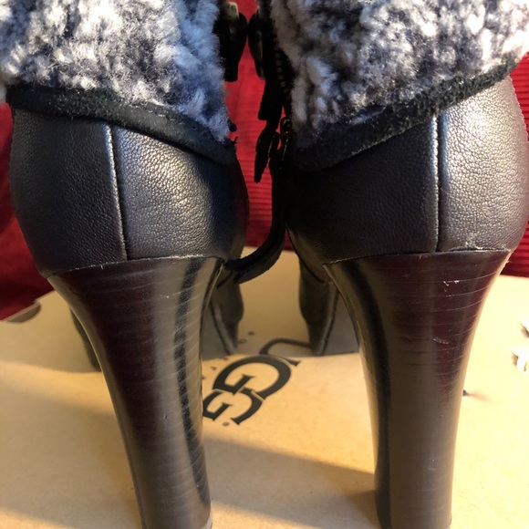UGG  sheepskin ankle boots size 8.5 black leather - Picture 2 of 8